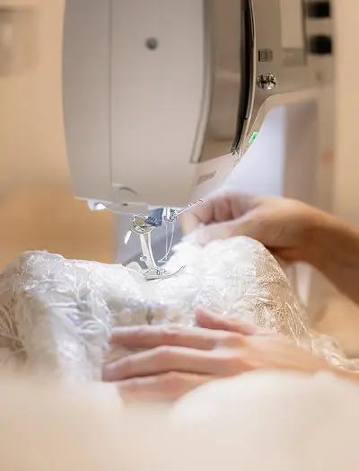 ursi-brautmode-schneider Schneiderin näht Brautkleid
